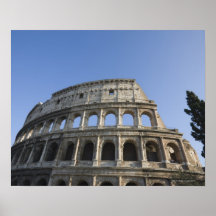 Vue large regardant le Colosseum romain avec Posters