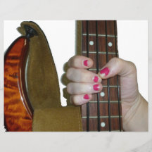 weibliche Hand, die Bass-Hals der Schnur vier hält Flyerdruck