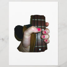 Weibliche Hand, die Bass-Hals der Schnur vier hält Vollfarbige Flyer