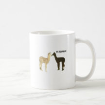 Zwei Alpaka crias Treffen Kaffee Tassen