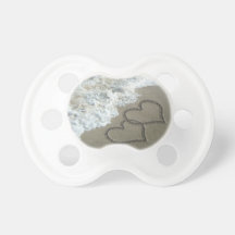 Zwei Sand-Herzen auf dem Strand Baby Schnuller