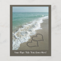 Zwei Sand-Herzen auf dem Strand, romantischer Ozea Flyerdesign