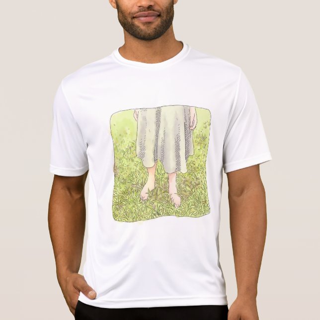 さなごれじ  春の広い緑の草原に素足で立つワンピースの女性の足元 T-Shirt (Vorderseite)