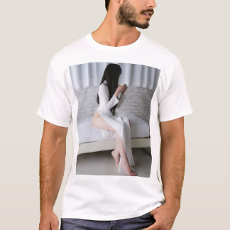 アオザイを着た黒髪の女性がお茶を飲む T-Shirt
