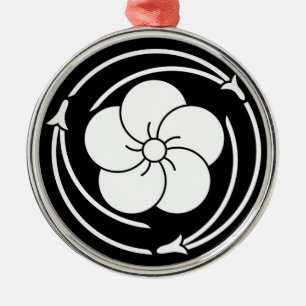 三つ追い松葉に捻じ梅 ORNAMENT AUS METALL