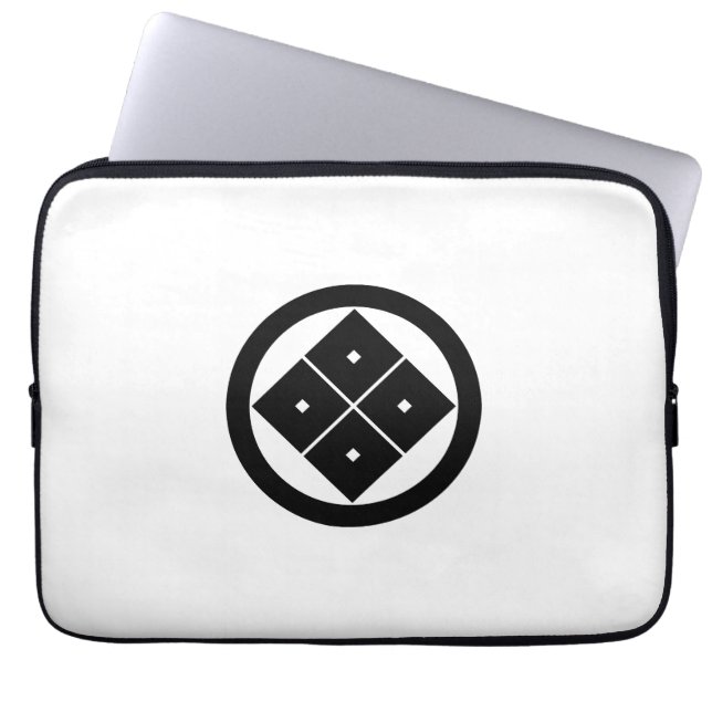 丸 に 隅 立 て 四 つ 目 LAPTOPSCHUTZHÜLLE (Vorderseite)