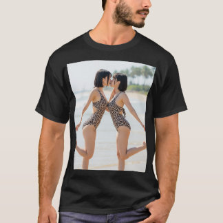 南の島で可愛い二人の少女の危ない関係 T-Shirt