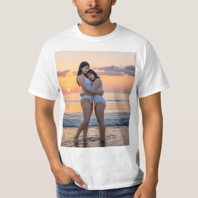 夕日が美しい夕陽の浜辺で白いハイレグ紐水着の笑顔が可愛い美女 T-Shirt (Vorderseite)
