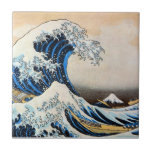 神奈川沖浪裏, 北斎 große Welle, Hokusai, Ukiyo-e Fliese<br><div class="desc">Katsushika Hokusai (Oktober oder November 1760 - 10. Mai 1849) war ein japanischer Künstler, ein ukiyo-e Maler und ein Printmaker der Edo-Zeit. In seiner Zeit war er Japans führender Experte auf chinesischer Malerei. Geboren in Edo (jetzt Tokyo), Hokusai als Autor der woodblock Druck-Reihe ist sechsunddreißig Ansichten vom Fujisan (Fugaku Sanjūroku-kei...</div>
