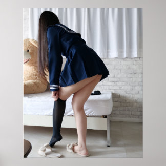 遅刻しそうで急いで着替える日本の女子高生 POSTER