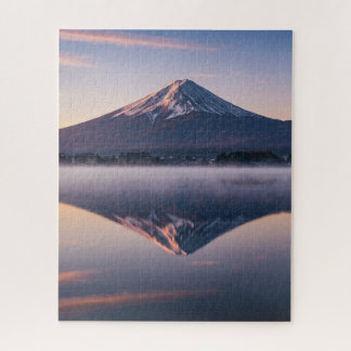 静寂の富士山 - 湖面に映る幻想的な風景