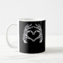 Recherche de coeur gothique tasses Main squelette