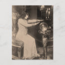 Recherche de femme lisant cartes postales Vintage