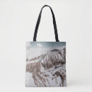 Suche nach schnee bedeckte berg Unter