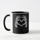 Recherche de coeur gothique tasses Main squelette