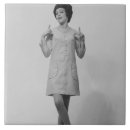 Suche nach kleid fliesen Betrachten der kamera