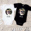 Suche nach schützen sie sich babykleidung Foto