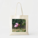 Recherche de papillon sur le rose sacs Floral