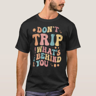 0 Stolpern Sie nicht über das, was hinter Ihnen li T-Shirt