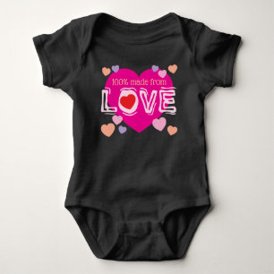 100% aus LIEBE hergestellte rosa Herzen Baby Strampler