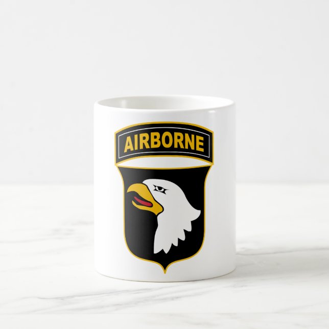 101. Im Flugzeug Abteilung Militärveteran Kaffeetasse (Mittel)