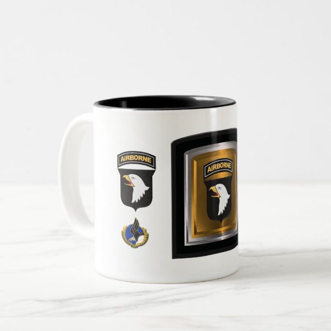 101. Im Flugzeug Abteilung "Screaming Eagles" Zweifarbige Tasse (Vorderseite Links)