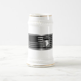 101. Im Flugzeug Division mit amerikanischer Flagg Bierglas