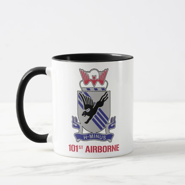 101. Im Flugzeug H-Minus Tasse (Links)