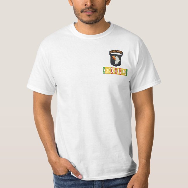 101st Im Flugzeug Chinook-PilotShirt der T-Shirt (Vorderseite)