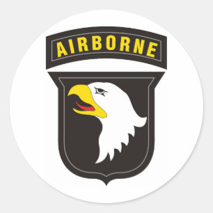 101st Im Flugzeug schreiendes Adler-Emblem Runder Aufkleber