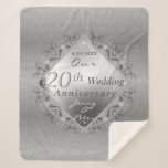 10.11.20.25.70. Hochzeitstag Sherpadecke<br><div class="desc">Was für ein schöner Splash dieses Geschenk machen wird; ein silbernes Emblem auf ihrer Sherpa-Decke,  das mit meinem originalen Design ihren Hochzeitstag feiert!</div>