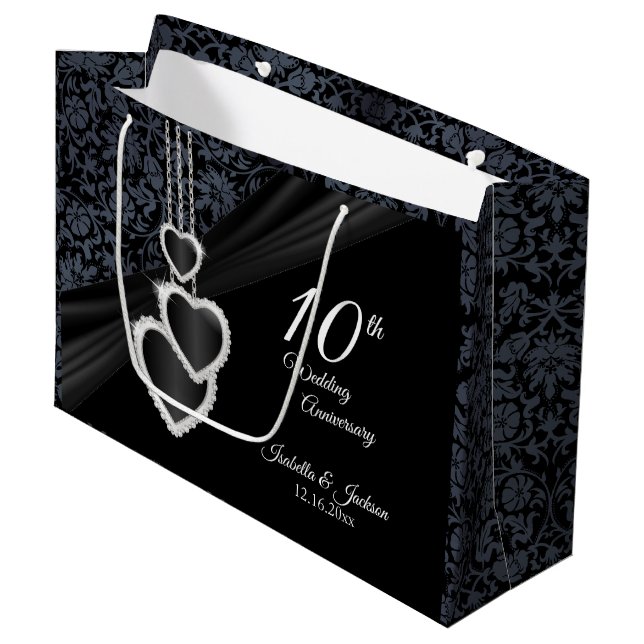 10. Black Onyx & White Jubiläum - Große Geschenktüte (Vorderseite Schrägansicht)