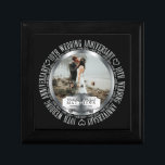 10. Hochzeitstag Foto Black SIlver Tone Erinnerungskiste<br><div class="desc">Der Zehnte Hochzeitstag ist ein Meilenstein in jeder Beziehung, die es verdient, stilvoll gefeiert zu werden, und Sie können das mit diesem Foto in Schwarz und Silber tun, das die Worte "10. Hochzeitstag" in der Runde und Raum in der Mitte enthält, damit Sie mit Ihrem Foto, Ihren Namen, Ihren Hochzeitsdaten...</div>