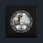 10. Hochzeitstag Foto Black SIlver Tone Erinnerungskiste<br><div class="desc">Der Zehnte Hochzeitstag ist ein Meilenstein in jeder Beziehung, die es verdient, stilvoll gefeiert zu werden, und Sie können das mit diesem Foto in Schwarz und Silber tun, das die Worte "10. Hochzeitstag" in der Runde und Raum in der Mitte enthält, damit Sie mit Ihrem Foto, Ihren Namen, Ihren Hochzeitsdaten...</div>