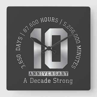 10 Year Anniversary Milestone - A Decade Strong  Quadratische Wanduhr