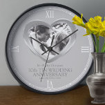 10. Zehnten Hochzeitstag Foto Herz Uhr<br><div class="desc">Die Uhr zum Geburtstag des Zinnherzen personalisieren Sie mit Ihrem eigenen Foto, dem Heiratsjahr und den Namen oder der Beziehung zu Ihnen. Das Beispiel lautet Mr. & Mrs Thompson 10. Tin Hochzeit Jahrestag und Ihre Ehe und das aktuelle Datum. Weiße Zeitlinien und 4 römische Zahlen für die Zeit. Weitere passende...</div>