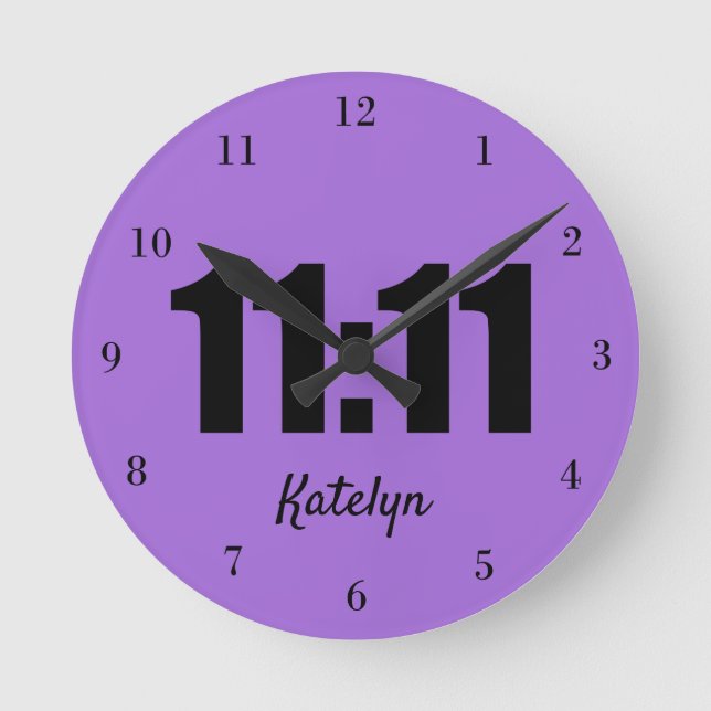 11:11 Glückszeit Lila Zahlen Personalisiert Runde Wanduhr (Vorderseite)