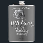 11. Hochzeitstag mit Rose aus Stahl Flachmann<br><div class="desc">Zum 11. Hochzeitstag erwartet Sie ein hübscher Stahlflasche mit Vintagem Schriftart und Ihren Namen und Daten. So ein unterhaltsames,  elegantes Design,  das für viele Jahre beibehalten werden soll.</div>