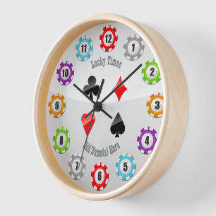 12 bunte Poker-Chips und Spielkarte-Anzüge Uhr