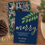 12 Foto Collage - Merry Script - Navy Botanical Folien Feiertagskarte<br><div class="desc">FRONT DESIGN: Ein modernes, minimales Design mit einem riesigen "fröhlichen" in einem trendigen Skript. Die Weihnachtsbotschaft kann geändert werden. Eine Familiensignatur ist mit einem Bereich zum Hinzufügen einzelner Namen enthalten. Die Hintergrundfarbe ist marineblau. — BACK DESIGN: Verwenden Sie 12 quadratische Fotos mit dem Thema zentriert. Die 12 Gitter-Foto-Collage verwendet quadratische...</div>
