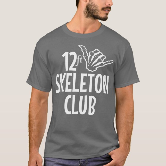 12 Ft Skeleton Club Gigant Skelly Halloween Infern T-Shirt (Vorderseite)