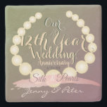 12. Hochzeitstag Seide und Perlen Steinuntersetzer<br><div class="desc">Ist dies nicht ein charmantes Design, um Ihren 12. Hochzeitstag zu begehen, meine originale Perlen Illustration zusammen mit diesem Vintagen Schriftart auf Pflaumenmoosgradienten mit Ihren Namen darauf! Außerdem bin ich hier, um Ihnen zu helfen, etwas für Sie anzupassen oder zu illustrieren, alles, was Sie tun müssen, ist, mich zu benachrichtigen...</div>