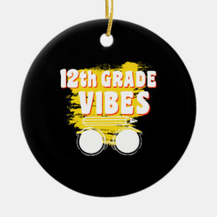 12. Klasse Vibes-Shirt Zurück zur Schule Erster Ta Keramik Ornament
