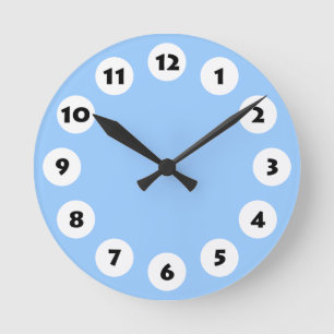 12 Spots - Black with White on Pale Blue Runde Wanduhr