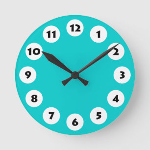 12 Spots - Black with White on Turquoise Runde Wanduhr
