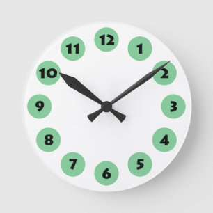 12 Spots - Schwarz mit ausgeblendetem Grün auf Wei Runde Wanduhr