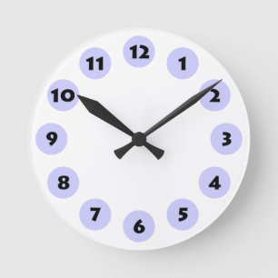 12 Spots - Schwarz mit Pulverblau auf Weiß Runde Wanduhr