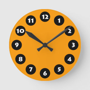 12 Spots - Schwarz, Weiß und Orange Runde Wanduhr
