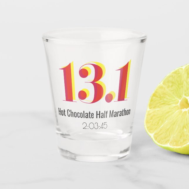 13.1 Halbmarathon mit fett gelbem roten Text Schnapsglas (Vorderseite)
