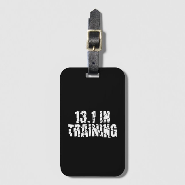 13.1 in Training Halbmarathon Laufen gebrochen Wor Gepäckanhänger (Vorderseite Vertikal)